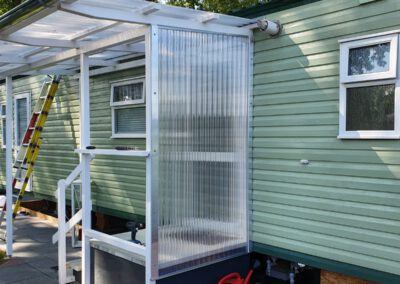 Eingangsüberdachung an einem Mobilhome
